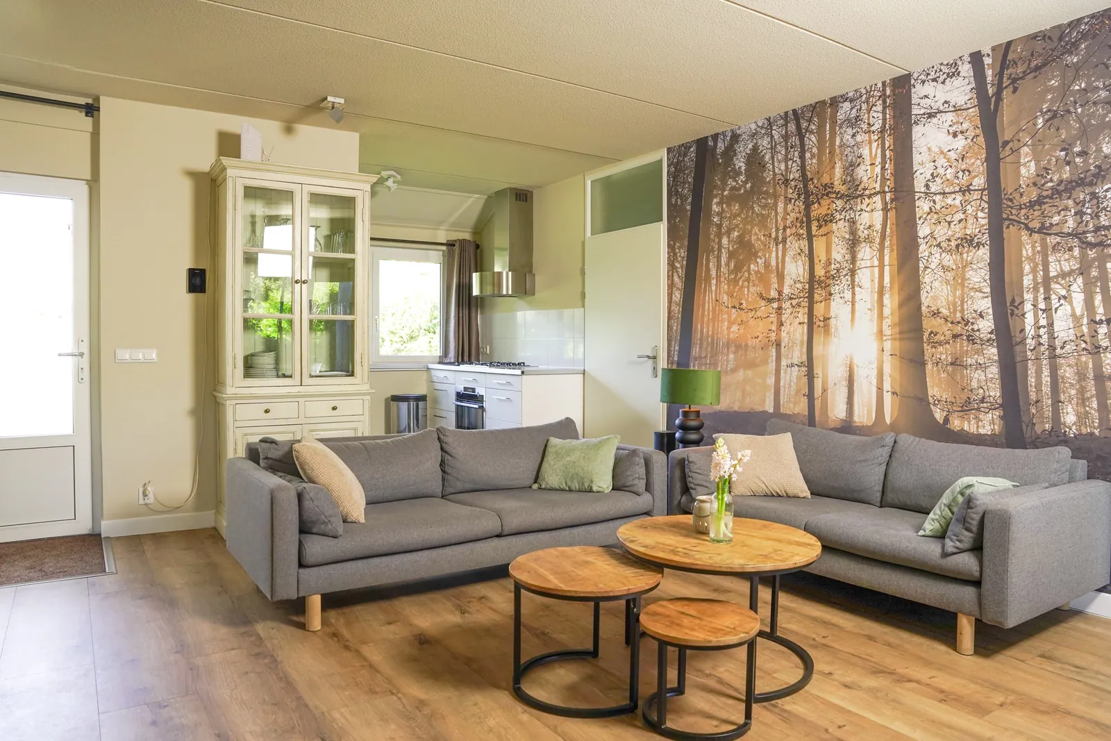 Open woonkamer met zithoek, eethoek en keuken, vakantiewoning Bever in Lochem