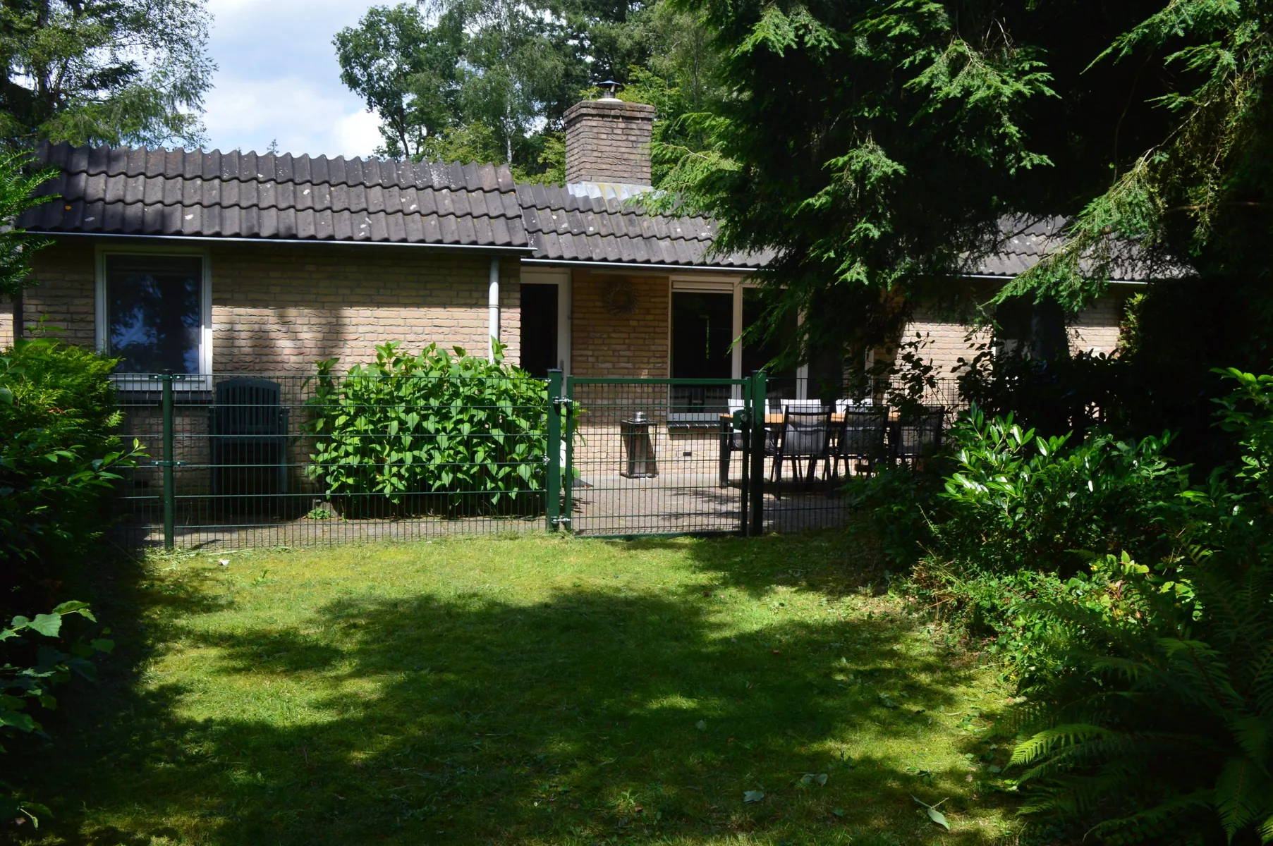 Terras van vakantiewoning Bever in Lochem met volledig omheind terras.