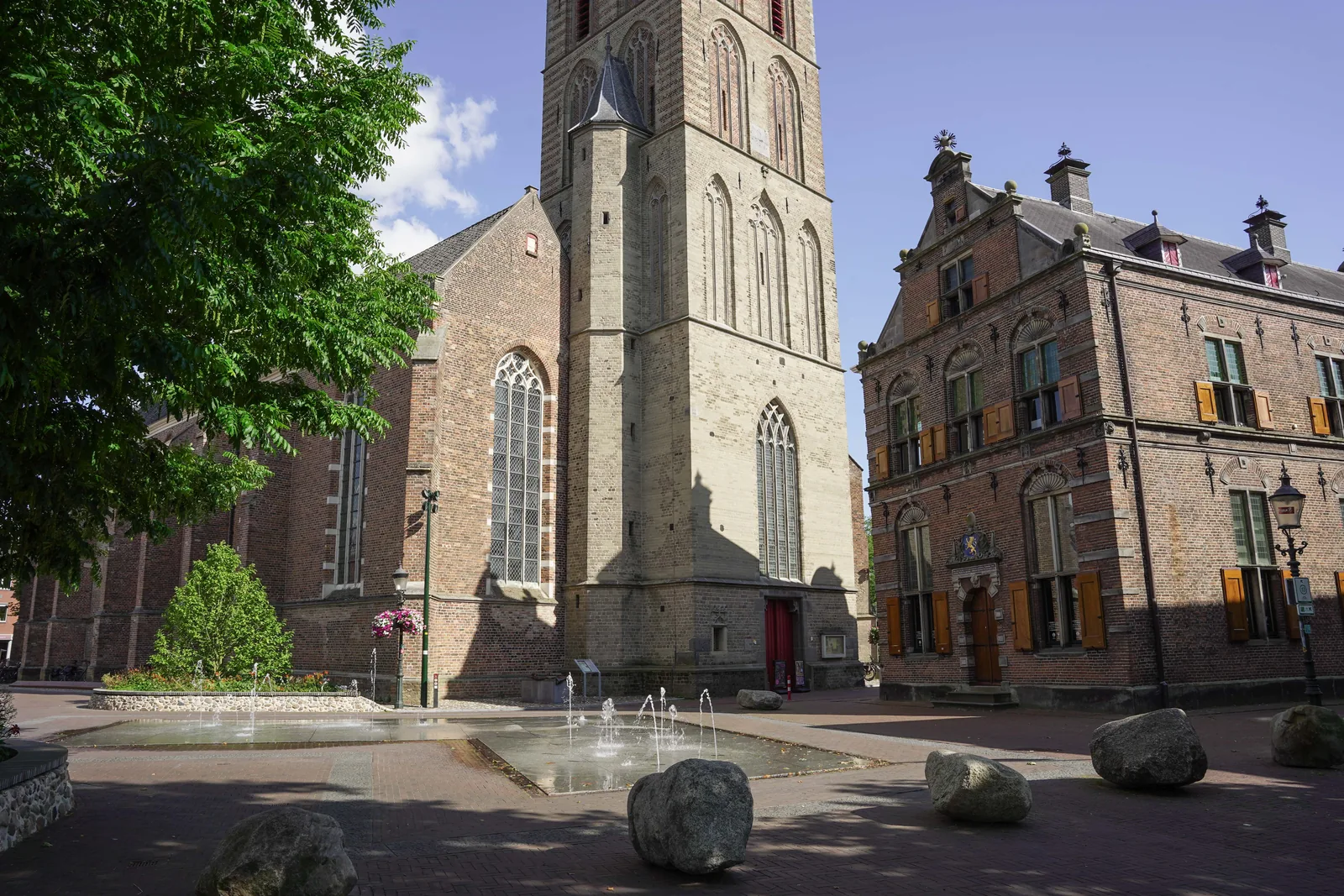 De Gudulakerk met de fontein op de Markt