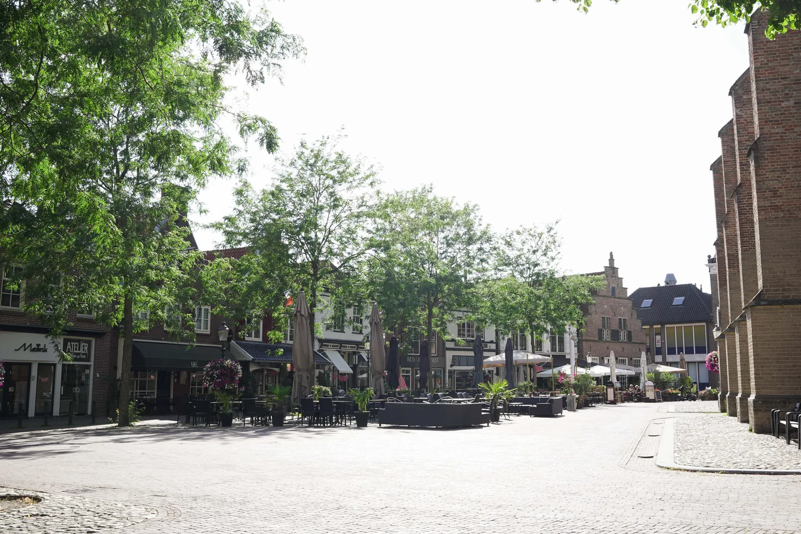 Terrassen onder de bomen op de Markt in Lochem