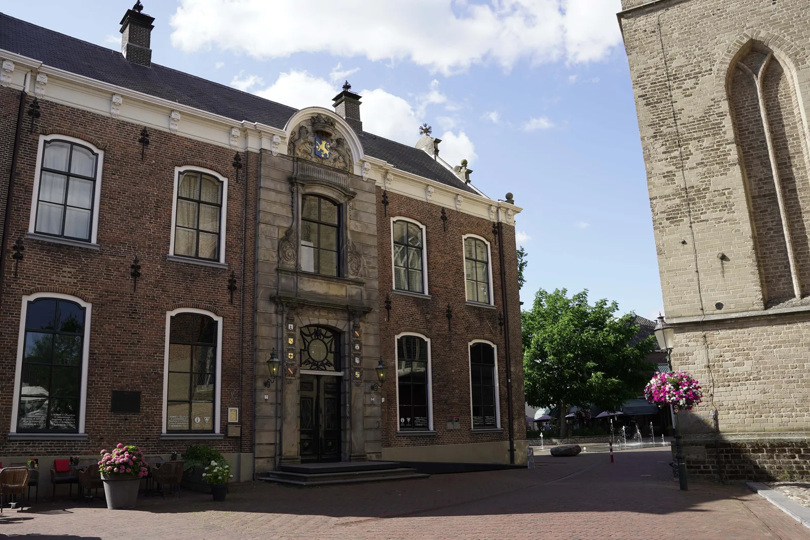 Het oude stadhuis van Lochem naast de kerk