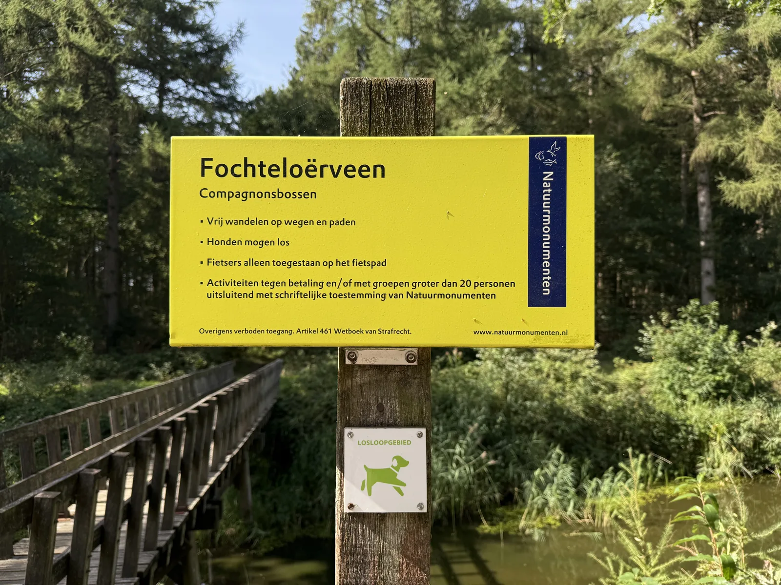 Bord van Natuurmonumenten bij de Compagnonsbossen: honden mogen los