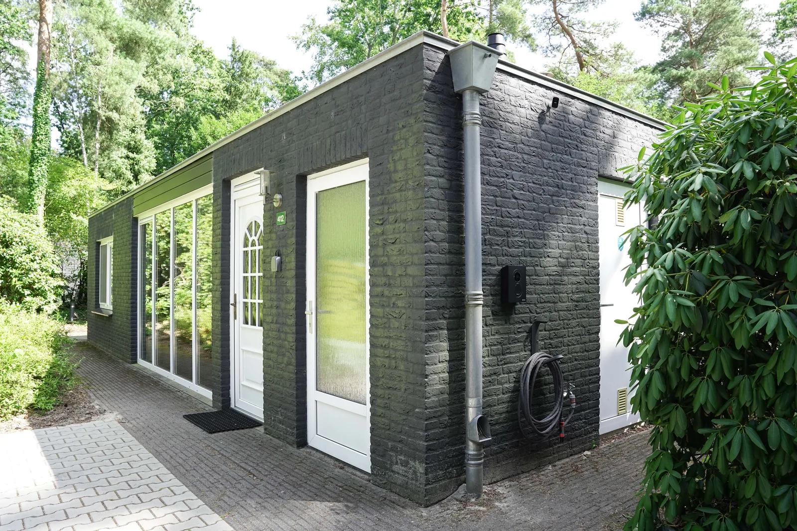 Zijkant van vakantiewoning Eekhoorn met eigen laadpaal, Lochem