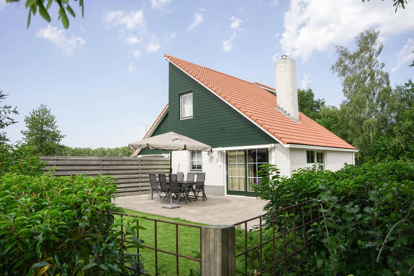 Omheinde tuin van Koolmees