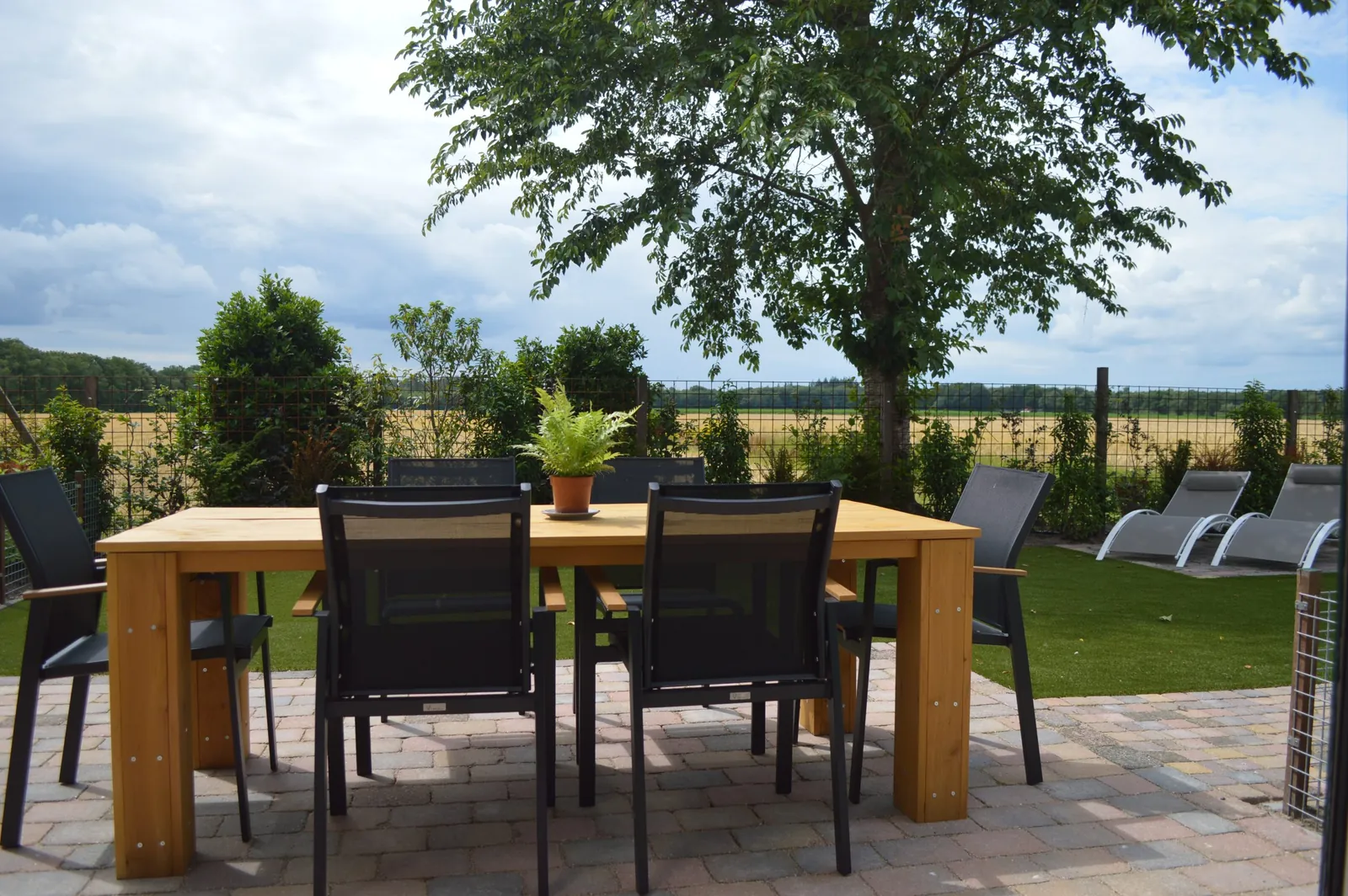 Omheinde tuin van Merel