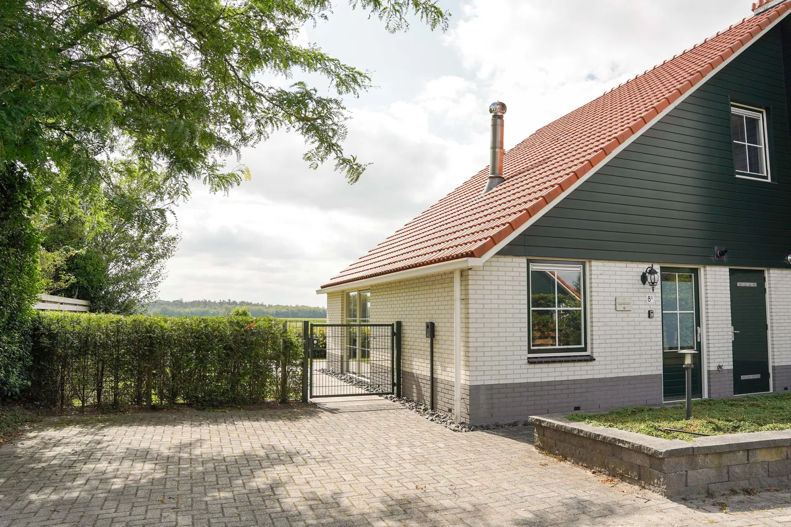 De voorkant en oprit van vakantiewoning Tapuit, Appelscha